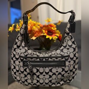 Coach G2K-6070 is a vintage
Y2K-era, medium-sized Soho hobo shoulder